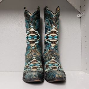 Corral Boots: Beautiful Aztec Design!!